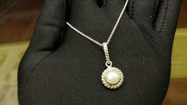 Metal : Standard 925 Silver Colour : White Stone : Pearl Type : Necklace Weight : 4.51 g 珍珠銀項鍊 宝石 : 珍珠銀項鍊 颜色 : 白色 透明 : 好透明 金属:銀 重量:4.51 克