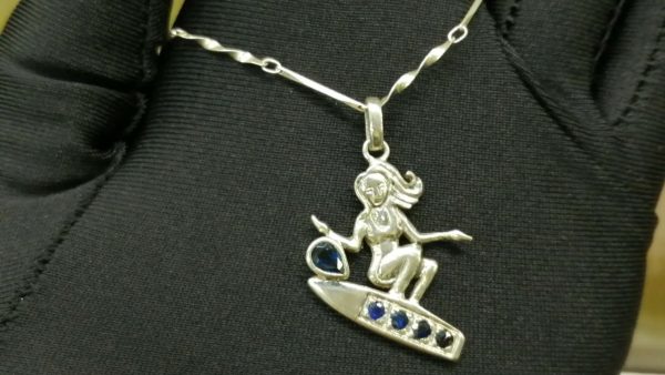 Metal : Standard 925 Silver Colour : Blue Stone : Blue Sapphire Type : Necklace Weight : 5.57 g 藍寶石銀項鍊 宝石 : 藍寶石 颜色 : 蓝色 透明 : 好透明 金属:銀 重量:5.57 克