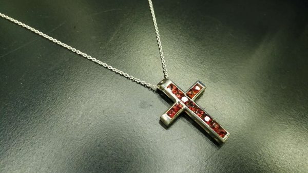 Metal : Silver Stone : Garnet Type : Necklace Weight : 3.75 g 石榴石銀項鍊 宝石 :石榴石 颜色 : 红色 透明 : 好透明 金属:银 重量:3.75 克