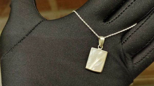 Metal : Standard 925 Silver Colour : White Stone : Mother of Pearl Type : Necklace Weight : 4.14 g 珍珠銀項鍊 宝石 : 珍珠銀項鍊 颜色 : 白色 透明 : 好透明 金属:銀 重量:4.14 克