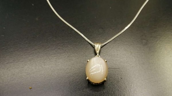 Metal : Silver Stone : Moonstone Type : Necklace Weight : 3.98 g 月亮石銀項鍊 宝石 : 月亮石 颜色 : 白色 透明 : 好透明 金属:银 重量:3.98 克