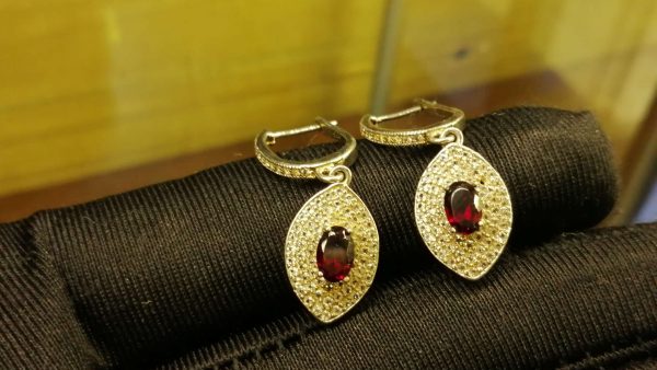 Metal : Silver Stone : Garnet Type : EARING Weight : 3.68 g 石榴石銀耳環 宝石 :石榴石 颜色 : 红色 透明 : 好透明 金属:银 重量:3.68 克