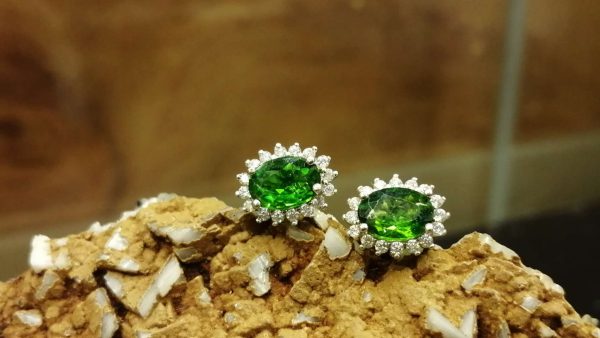 Metal : Silver 925 Stone : chrome Diopside Type : Earing Weight : 1.92 g 铬透辉石銀耳環 宝石 :铬透辉石 颜色 : 绿色 透明 : 好透明 金属:银 重量:1.92 克