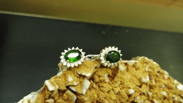 Metal : Silver 925 Stone : chrome Diopside Type : Earing Weight : 3.62 g 铬透辉石銀耳環 宝石 :铬透辉石 颜色 : 绿色 透明 : 好透明 金属:银 重量:3.62 克