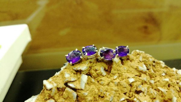 Metal : Silver Stone : Amathyst Type : Earing Weight : 1.12 g 紫晶銀耳環 宝石 :紫晶 颜色 : 紫色 透明 : 好透明 金属:银 重量:1.12 克