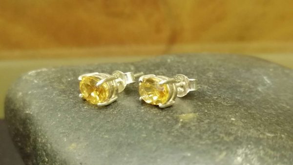 Metal : Silver Stone : Citrine Type : Earing Weight : 1.79 g 黄水晶銀耳環 宝石 :黄水晶 颜色 : 黄色 透明 : 好透明 金属:银 重量: 1.79 克