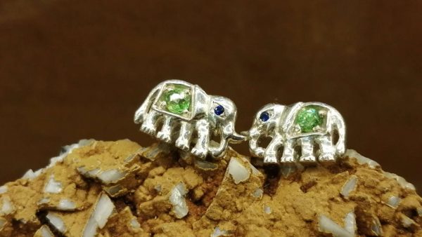 Metal : Silver Stone : Peridot, Blue Sapphire Type : Earing Weight : 3.02 g 橄榄石, 蓝宝石銀耳環 宝石 :橄榄石, 蓝宝石 颜色 : 绿色, 蓝色 透明 : 好透明 金属:银 重量:3.02 克