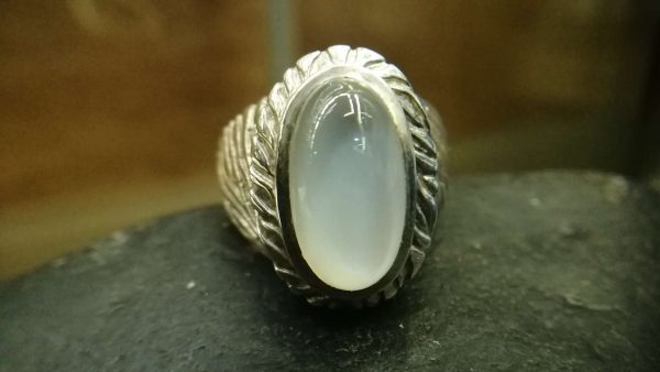 Metal : Silver Stone : Moonstone Type : Ring Weight : 13.40 g 月亮石銀介指 宝石 : 月亮石 颜色 : 白色 透明 : 好透明 金属:银 重量:13.40 克