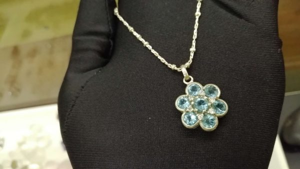 Metal : Silver Stone : Blue Topaz Type : Necklace Weight : 8.57 g 蓝色托百石銀項鍊 宝石 :蓝色托百石 颜色 : 蓝色 透明 : 好透明 金属:银 重量 : 8.57 克
