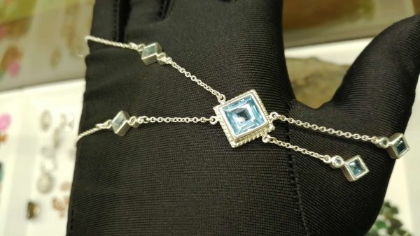 Metal : Silver Stone : Blue Topaz Type : Necklace Weight : 8.04 g 蓝色托百石銀項鍊 宝石 :蓝色托百石 颜色 : 蓝色 透明 : 好透明 金属:银 重量 : 8.04 克