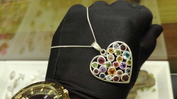 Multicolor Gemstones Necklace 多色宝石銀項鍊 Metal : Silver Stone : Peridot , Garnet, Citrine, Amathyst Type : Necklace Weight : 8.35 g 多色宝石銀項鍊 宝石 :橄榄石, 石榴石, 黄水晶, 紫晶, 蓝色托百石 颜色 : 红色,黄色,绿色, 紫色, 蓝色 透明 : 好透明 金属:银 重量:8.35 克