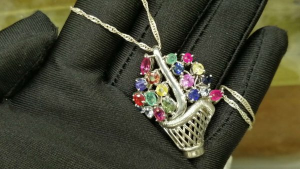 Metal : Standard 925 Silver Colour : White, Pink, Yellow, Green, Blue Stone : Pink Sapphire, Blue Sapphire, Yellow Sapphire, White Sapphire, Emerald Type : Necklace Weight : 10.37 g 多色宝石銀項鍊 宝石 : 藍寶石 , 黃色的藍寶石 , 粉紅的藍寶石 , 白色的藍寶石, 绿宝石 颜色 : 白色,粉红色,黄色,绿色,蓝色 透明 : 好透明 金属:銀 重量:10.37 克