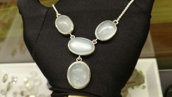 Metal : Silver Stone : Moonstone Type : Necklace Weight : 25.56 g 月亮石銀項鍊 宝石 : 月亮石 颜色 : 白色 透明 : 好透明 金属:银 重量:25.56 克