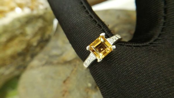 Metal : Standard 925 Silver Colour : Yellow Stone : Citrine Type : Ring Weight : 3.27 g 黄水晶銀介指 宝石 : 黄水晶 颜色 : 黃色 透明 : 好透明 金属:銀 重量:3.27 克