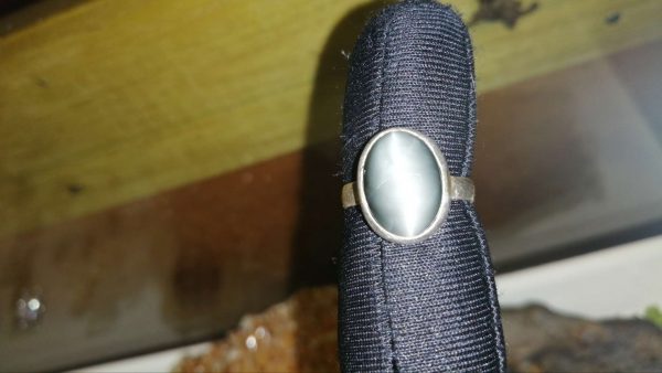 Metal : Standard 925 Silver Colour : Gray Stone : Apatite Cats Eye Type : Ring Weight : 3.33 g 磷灰石貓眼銀介指 宝石 : 磷灰石貓眼 颜色 : 灰色 透明 : 好透明 金属:銀 重量:3.33 克