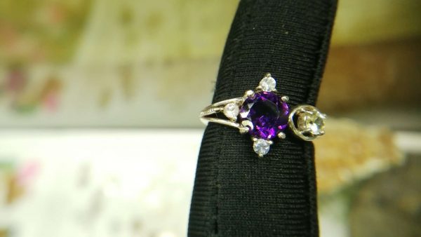 Metal : Silver Stone : Amathyst, White Topaz Type : Ring Weight : 3.28 g 紫晶, 白色托百石銀介指 宝石 :紫晶, 白色托百石 颜色 : 紫色, 白色 透明 : 好透明 金属:银 重量:3.28 克