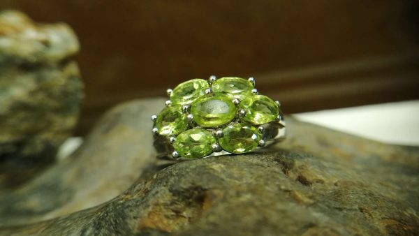 Metal : Silver Stone : Peridot Type : Ring Weight : 4.44 g 橄榄石銀介指 宝石 :橄榄石 颜色 : 绿色 透明 : 好透明 金属:银 重量:4.44 克