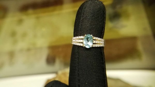Metal : Silver Stone : Blue Topaz Type : Ladies Ring Weight : 2.52 g 蓝色托百石銀介指 宝石 :蓝色托百石 颜色 : 蓝色 透明 : 好透明 金属:银 重量 : 2.52 克