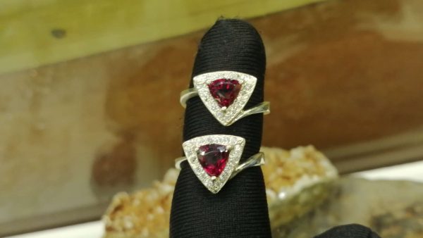 Metal : Standard 925 Silver Colour : Red Stone : Garnet Weight : 3.35 g Type : Ring 石榴石銀介指 宝石 : 石榴石 颜色 : 红色 透明 : 好透明 金属:银 重量:3.35 克