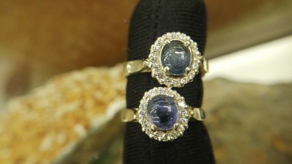 Metal : Standard 925 Silver Colour : Blue Stone : Blue Sapphire Type : Ladies Ring Weight : 4.61 g 蓝宝石銀介指 宝石 : 藍寶石 颜色 : 蓝色 透明 : 好透明 金属:銀 重量:4.61 克