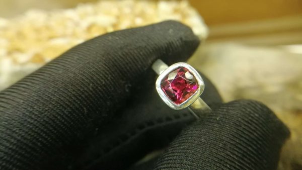 Metal : Standard 925 Silver Colour : Red Stone : Garnet Weight : 3.19 g Type : Ring Stone Treatment : Natural/ Unheated 石榴石銀介指 宝石 : 石榴石 颜色 : 红色 透明 : 好透明 金属:银 重量:3.19 克