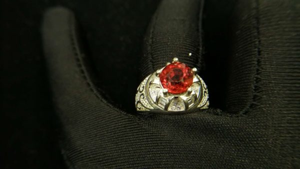 Metal : Silver Colour : Orange Stone : Hassonite garnet Type : Ring Weight : 7.11 g 肉桂石銀介指 (石榴石) 宝石 :肉桂石 (石榴石) 颜色 : 橙色 透明 : 好透明 金属:银 重量:7.11 克