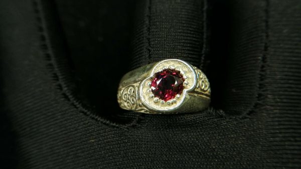 Metal : Standard 925 Silver Colour : Red Stone : Garnet Weight : 8.63 g Type : Ring 石榴石銀介指 宝石 : 石榴石 颜色 : 红色 透明 : 好透明 金属:银 重量:8.63 克