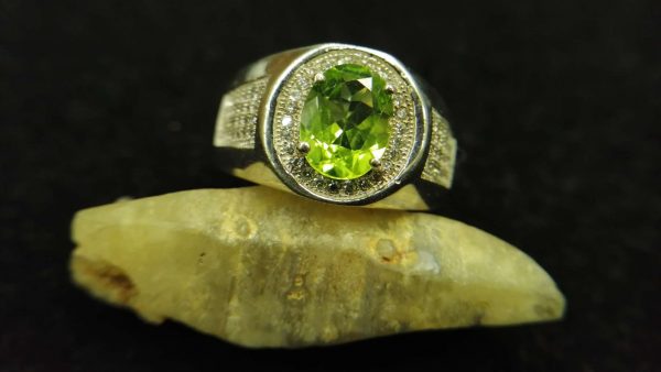 Metal : Silver Stone : Peridot Type : Ring Weight : 5.52 g 橄榄石銀介指 宝石 :橄榄石 颜色 : 绿色 透明 : 好透明 金属:银 重量:5.52 克