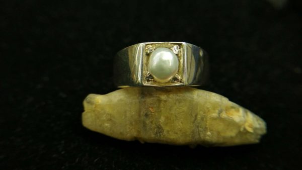 Metal : Silver Stone : Pearl Type : Ring Weight : 8.15 g 珍珠銀介指 宝石 :珍珠 颜色 : 白色 透明 : 好透明 金属:银 重量:8.15 克
