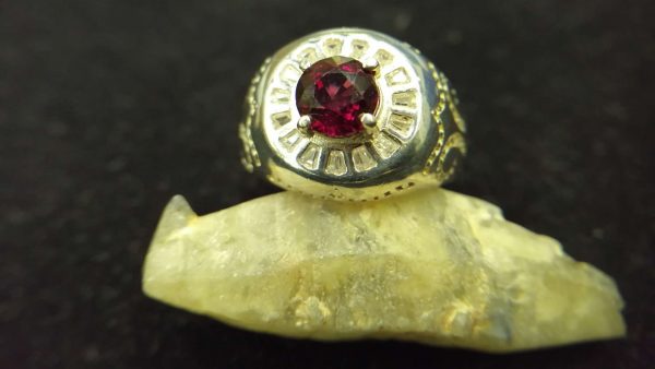 Metal : Standard 925 Silver Colour : Red Stone : Garnet Weight : 6.65 g Type : Ring 石榴石銀介指 宝石 : 石榴石 颜色 : 红色 透明 : 好透明 金属:银 重量:6.65 克
