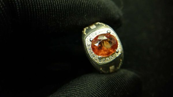 Metal : Silver Colour : Orange Stone : Hassonite garnet Type : Ring Weight : 6.74 g 肉桂石銀介指 (石榴石) 宝石 :肉桂石 (石榴石) 颜色 : 橙色 透明 : 好透明 金属:银 重量:6.74 克