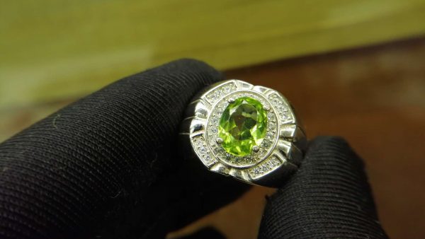 Metal : Silver Stone : Peridot Type : Ring Weight : 7.1 g 橄榄石銀介指 宝石 :橄榄石 颜色 : 绿色 透明 : 好透明 金属:银 重量:7.1 克