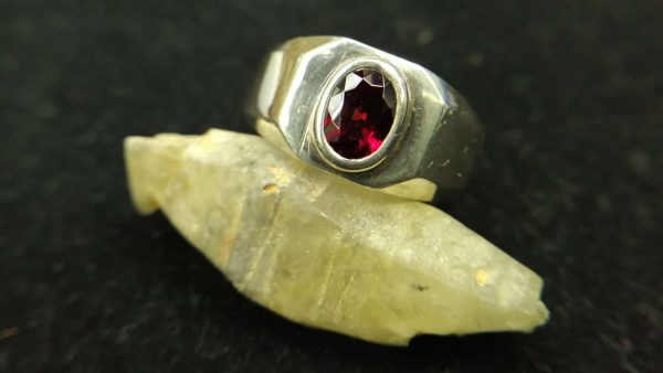 Metal : Standard 925 Silver Colour : Red Stone : Garnet Weight : 8.37 g Type : Ring 石榴石銀介指 宝石 : 石榴石 颜色 : 红色 透明 : 好透明 金属:银 重量:8.37 克