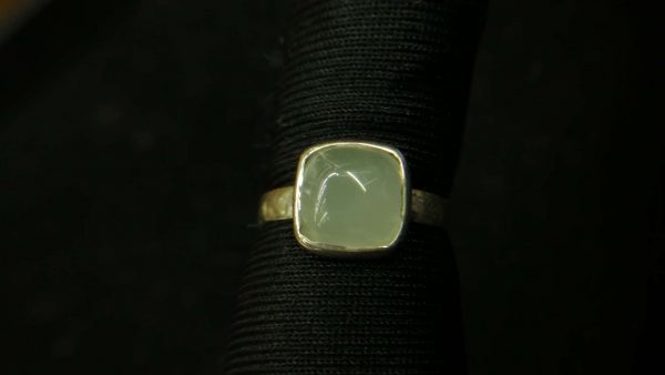 Metal : Silver Stone : Moonstone Type : Ring Weight : 1.90 g 月亮石銀介指 宝石 : 月亮石 颜色 : 白色 透明 : 好透明 金属:银 重量:1.90 克