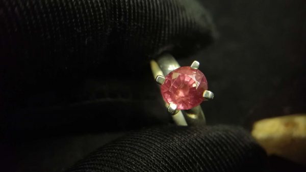 Metal : Standard 925 Silver Colour : Purplish Pink Stone : Spinel Weight : 1.96 g Type : Ring 紫色粉红色尖晶石銀介指 宝石 : 尖晶石 颜色 : 紫色粉红色 透明 : 好透明 金属:银 重量:1.96 克