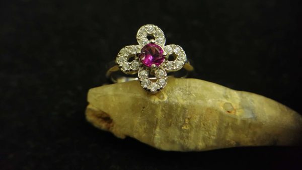Metal : Standard 925 Silver Colour : Purplish Pink Stone : Garnet Weight : 2.21 g Type : Ring 石榴石銀介指 宝石 : 石榴石 颜色 : 紫色粉红色 透明 : 好透明 金属:银 重量:2.21 克