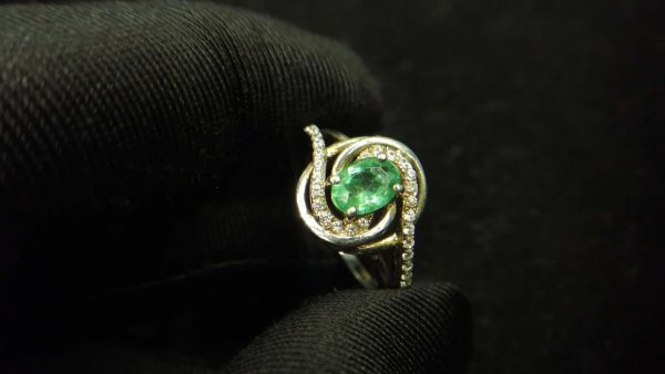 Metal : Standard 925 Silver Colour : Green Stone : Emerald Weight : 2.88 g Type : Ring 绿宝石銀介指 宝石 : 绿宝石 颜色 : 绿色 透明 : 好透明 金属:银 重量:2.88 克