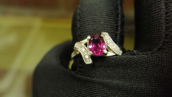 Metal : Standard 925 Silver Colour : Purplish Pink Stone : Garnet Weight : 2.79 g Type : Ring 石榴石銀介指 宝石 : 石榴石 颜色 : 紫色粉红色 透明 : 好透明 金属:银 重量:2.79 克