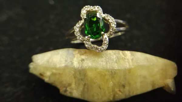Colour : Green Metal : Silver 925 Stone : chrome Diopside Type : Ladies Design Weight : 2.46 g 铬透辉石銀介指 宝石 :铬透辉石 颜色 : 绿色 透明 : 好透明 金属:银 重量:2.46 克