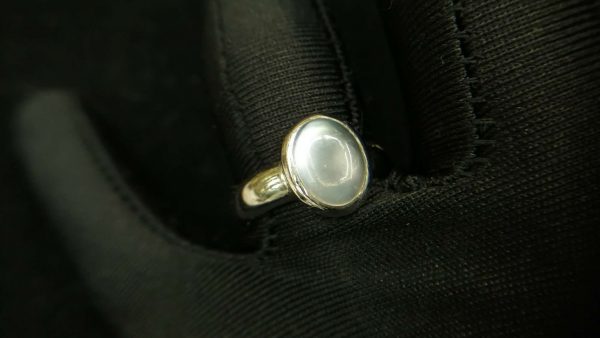 Metal : Silver Stone : Moonstone Type : Ring Weight : 5.53 g 月亮石銀介指 宝石 : 月亮石 颜色 : 白色 透明 : 好透明 金属:银 重量:5.53 克