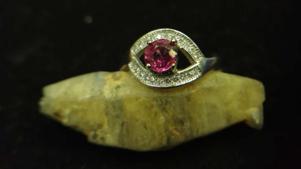 Metal : Standard 925 Silver Colour : Purplish Pink Stone : Garnet Weight : 2.49 g Type : Ring 石榴石銀介指 宝石 : 石榴石 颜色 : 紫色粉红色 透明 : 好透明 金属:银 重量:2.49 克