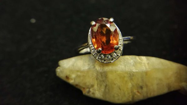 Metal : Silver Colour : Orange Stone : Hassonite garnet Type : Ring Weight : 3.72 g 肉桂石銀介指 (石榴石) 宝石 :肉桂石 (石榴石) 颜色 : 橙色 透明 : 好透明 金属:银 重量:3.72 克