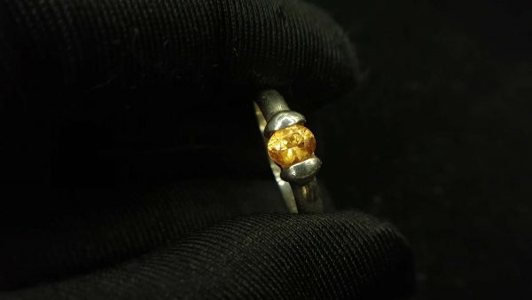 Metal : Standard 925 Silver Colour : Yellow Stone : Citrine Type : Ring Weight : 2.72 g 黄水晶銀介指 宝石 : 黄水晶 颜色 : 黃色 透明 : 好透明 金属:銀 重量:2.72 克