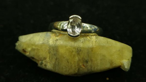 Metal : Standard 925 Silver Colour : White Stone : White Sapphire Type : Ring Weight : 2.76 g 白色的藍寶石銀介指 宝石 : 白色的藍寶石 颜色 : 白色 透明 : 好透明 金属:銀 重量:2.76 克