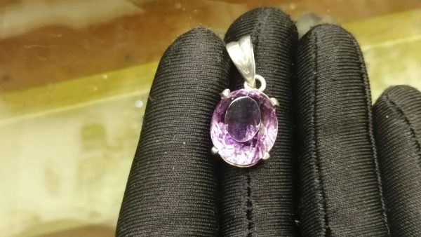 Metal : Silver Stone : Amathyst Type : Pendant Weight : 5.70 g 紫晶銀吊飾 宝石 :紫晶 颜色 : 紫色 透明 : 好透明 金属:银 重量:5.70 克