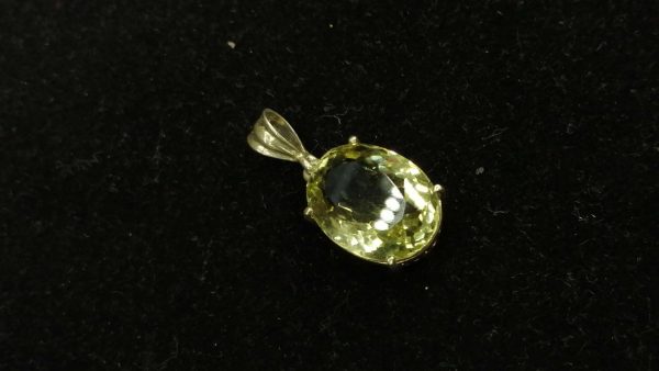 Metal : Standard 925 Silver Colour : Yellow Stone : Citrine Type : Pendant Weight : 2.88 g 黄水晶銀吊飾 宝石 : 黄水晶 颜色 : 黃色 透明 : 好透明 金属:銀 重量:2.88 克