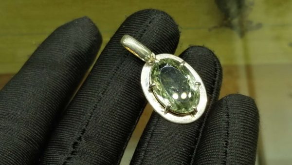 Metal : Standard 925 Silver Colour : Greenish Yellow Stone : Lemon Quartz Type : Pendant Weight : 4.43 g 柠檬石英銀吊飾 宝石 : 柠檬石英 颜色 : 绿黄色 透明 : 好透明 金属:銀 重量:4.43 克