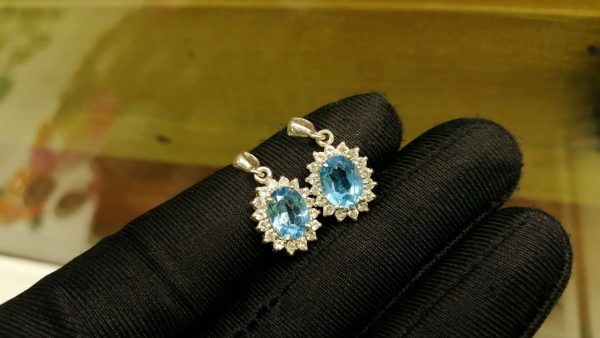 Metal : Silver Stone : Blue Topaz Type : Pendant Weight : 1.57 g 蓝色托百石銀吊飾 宝石 :蓝色托百石 颜色 : 蓝色 透明 : 好透明 金属:银 重量 : 1.57 克