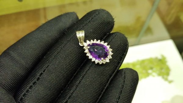 Metal : Silver Stone : Amathyst Type : Pendant Weight : 2.10 g 紫晶銀吊飾 宝石 :紫晶 颜色 : 紫色 透明 : 好透明 金属:银 重量:2.10 克