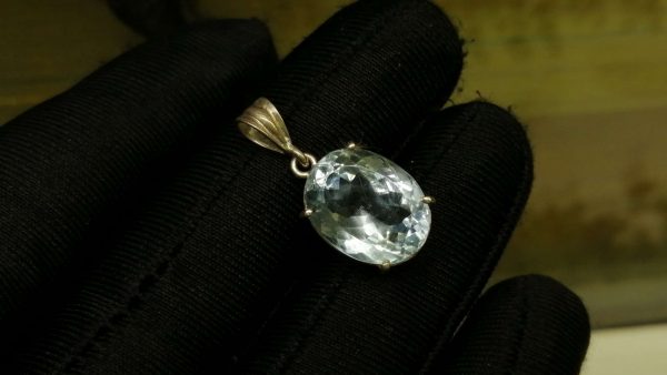 Metal : Silver Stone : Blue Topaz Type : Pendant Weight : 3.01 g 蓝色托百石銀吊飾 宝石 :蓝色托百石 颜色 : 蓝色 透明 : 好透明 金属:银 重量 : 3.01 克
